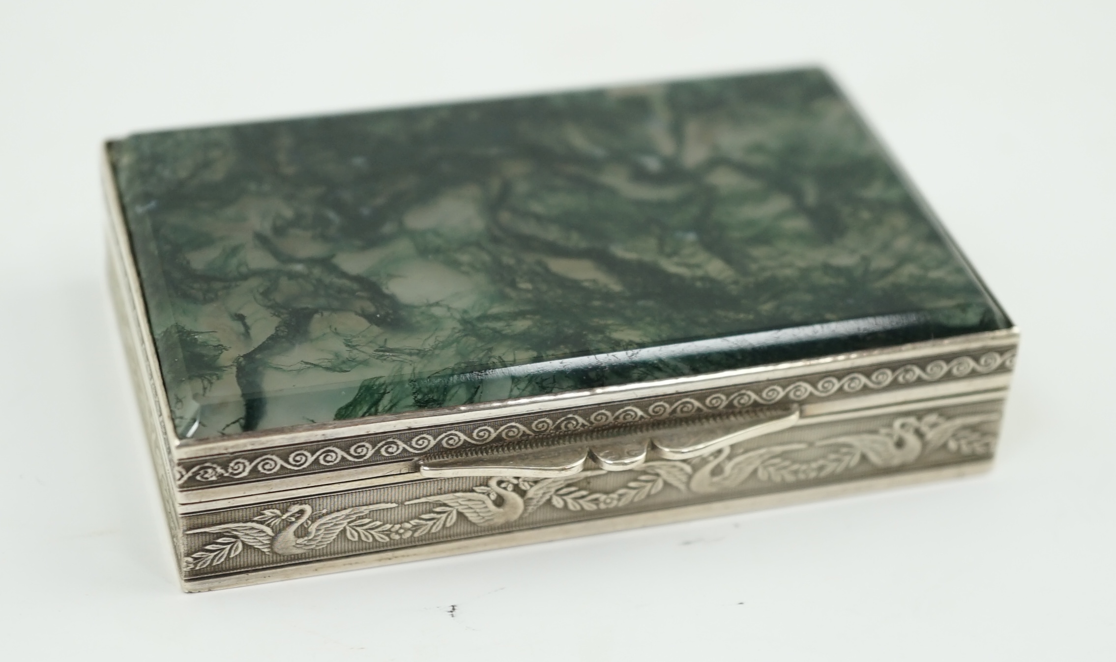 A late 19th/early 20th century Swiss? 935 standard silver snuff box, with moss agate inset cover